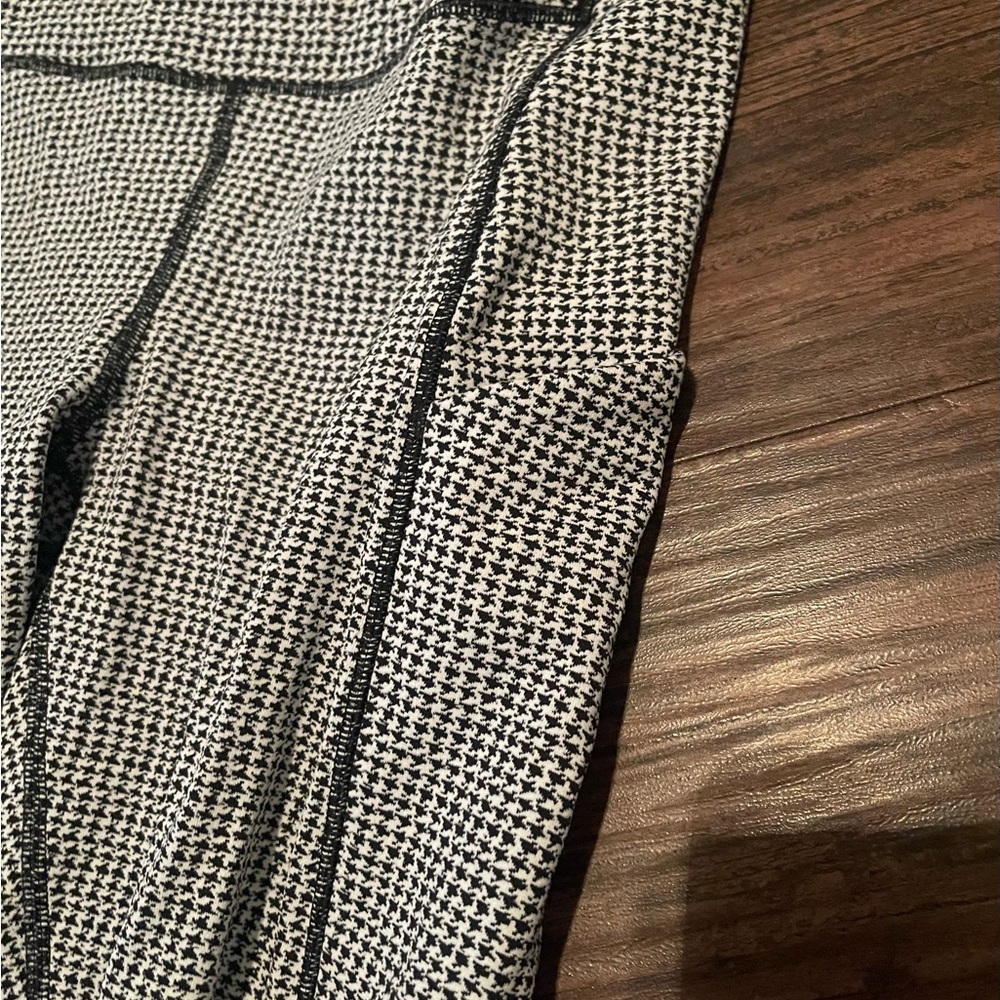 Lululemon Speed Up Mid Rise Legging - Picture 5 of 5